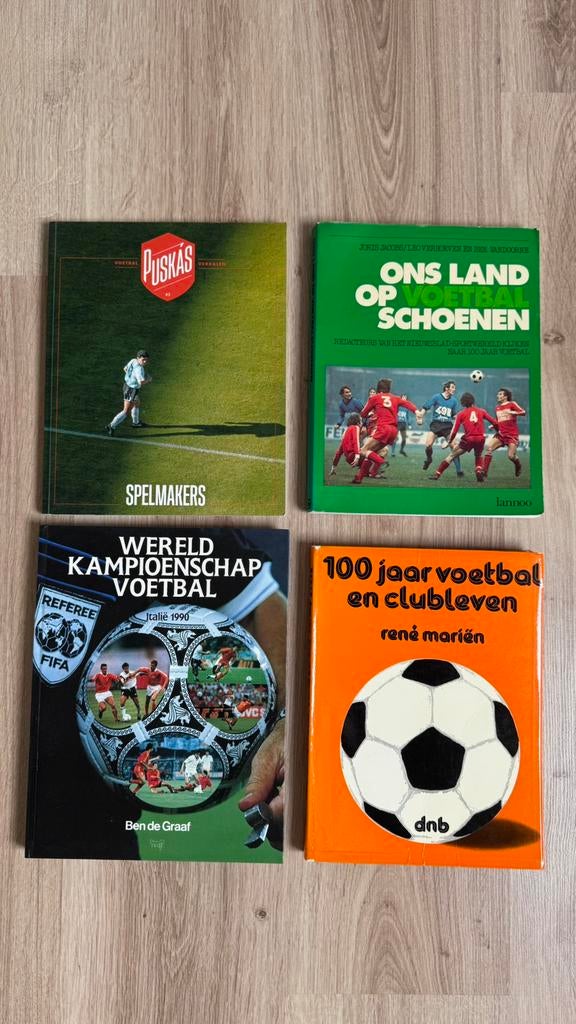 4 voetbal boeken ., Ophalen of Verzenden, Zo goed als nieuw