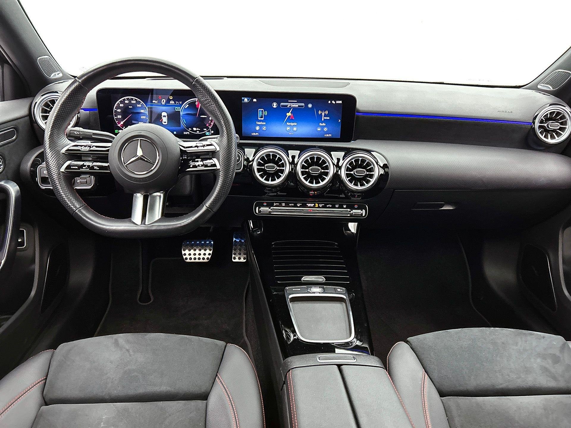 Mercedes-Benz A-Klasse 250 e Berline AMG Line | Panoramisch, Auto's, Stof, Gebruikt, Zwart, 16 kWh