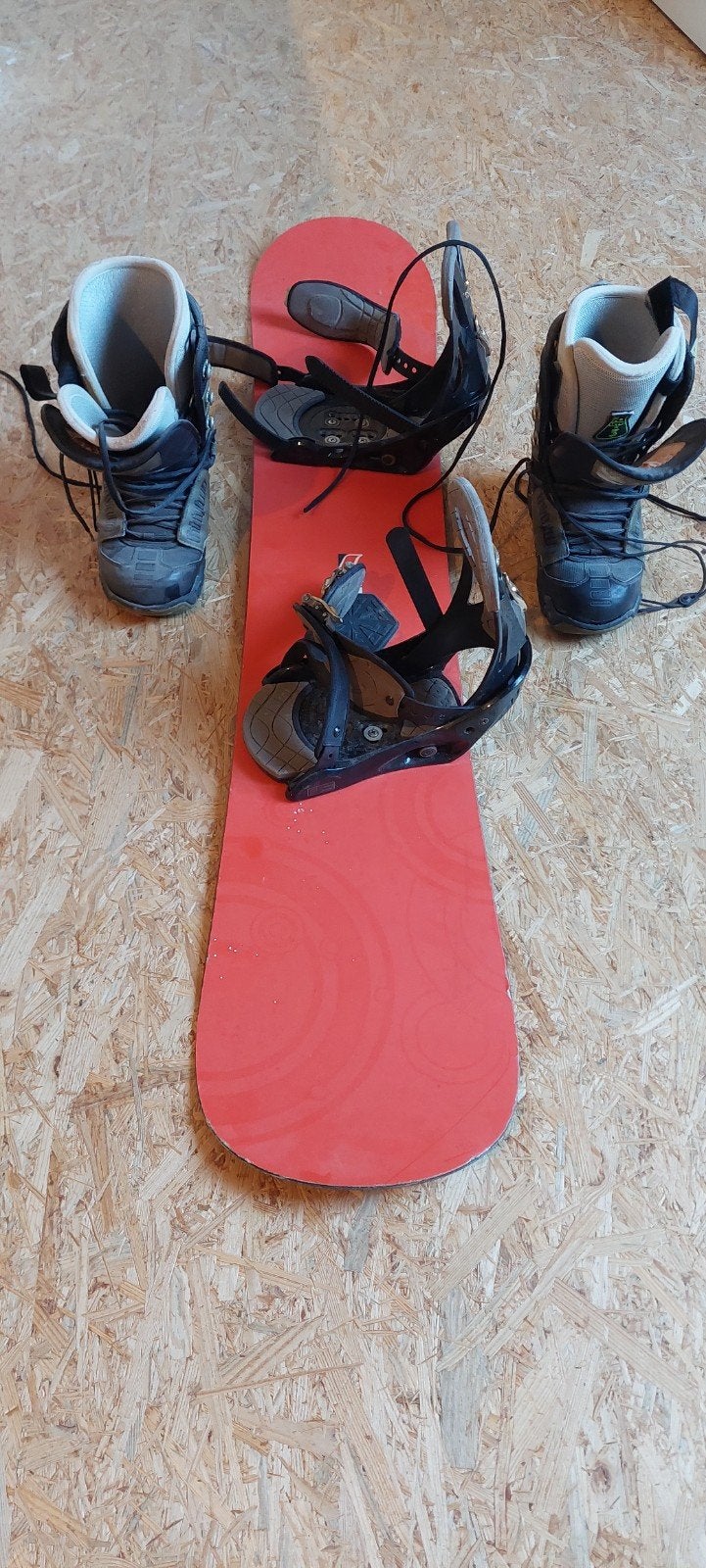 Flow Snowboard met Burton bindingen en botten, Sport en Fitness, Ophalen, Gebruikt, Bindingen