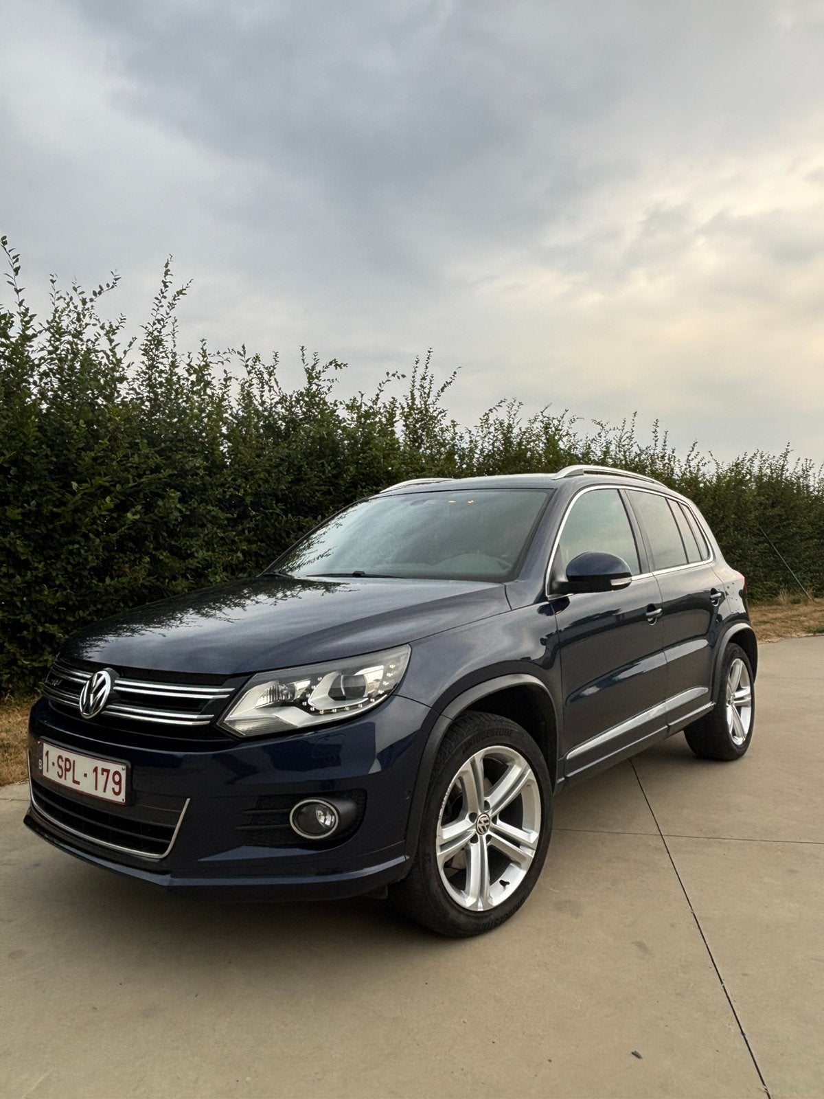 Volkswagen Tiguan R-line 2.0 tdi 110 ch Bluemotion, Autos, Cuir, Boîte manuelle, Noir, 5 portes