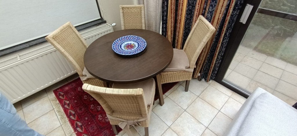 Table ronde avec 4 chaises en osier avec coussins, Maison & Meubles, Enlèvement, Utilisé