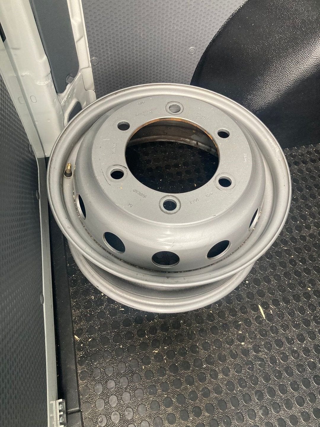 Origineel Iveco Daily stalen velg, eventueel met band voor r, Autos : Pièces & Accessoires, Pneus & Jantes, Pneu(s), Utilisé, Enlèvement