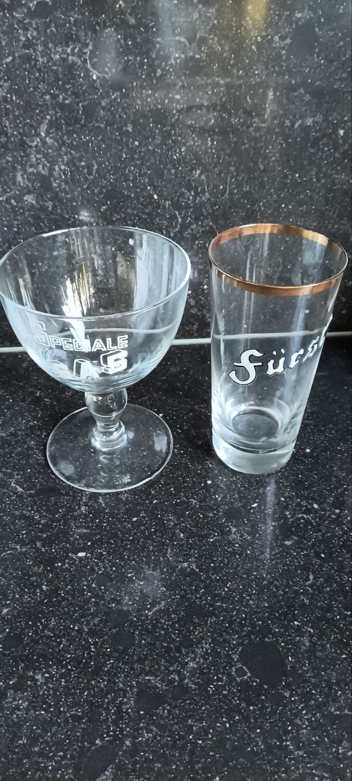 1 kelkglas en 1 emaille glas Furst oude br het Sas  Boortmee, Enlèvement ou Envoi