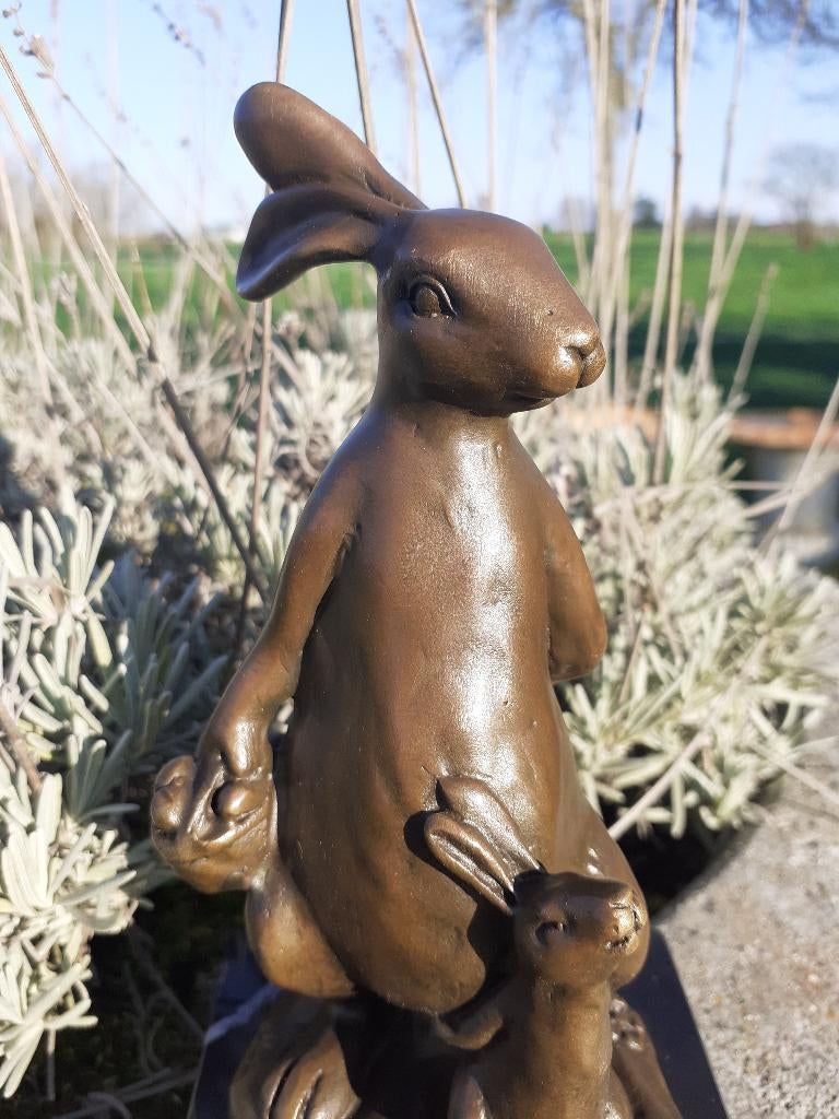 BRONZEN KONIJN EN ZIJN BABY GESIGNEERD MILO OP EEN SOKKEL, Ophalen, Brons