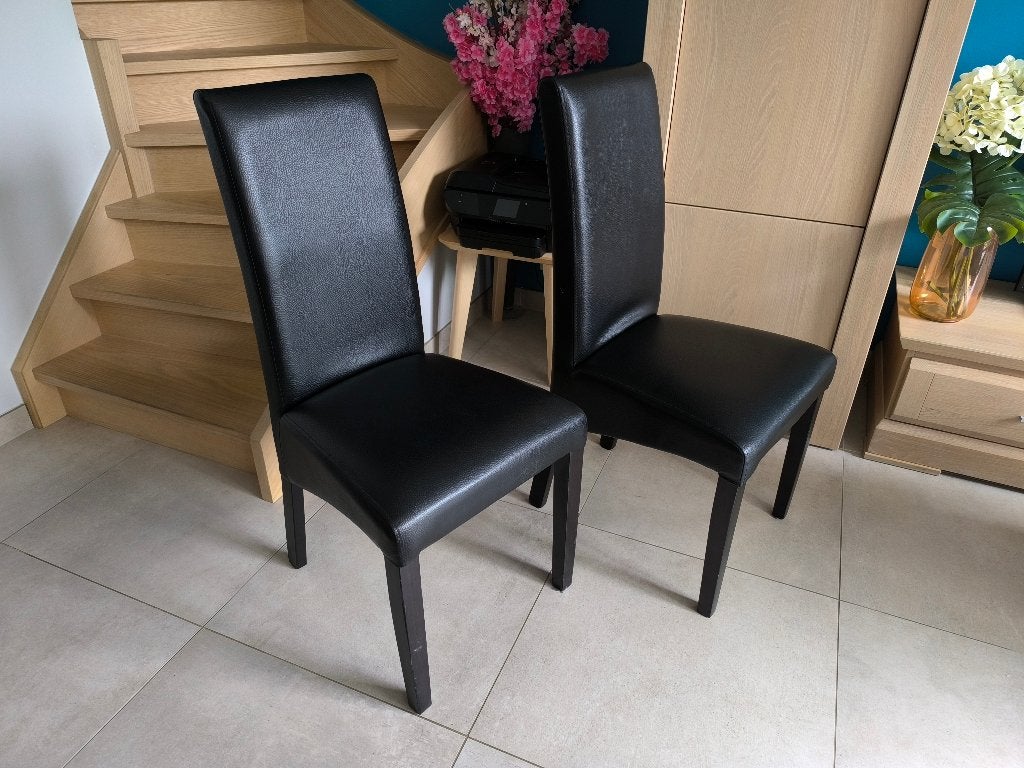 2 chaises de salle à manger en cuir. En bon etat!, Maison & Meubles, Chaises, Utilisé, Deux, Bois, Cuir, Noir, Enlèvement