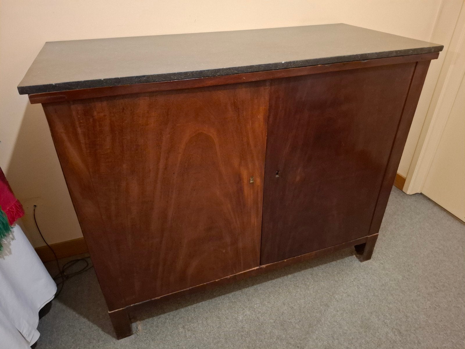 Ancien chasublier de sacristie avec plateau en marbre, Enlèvement