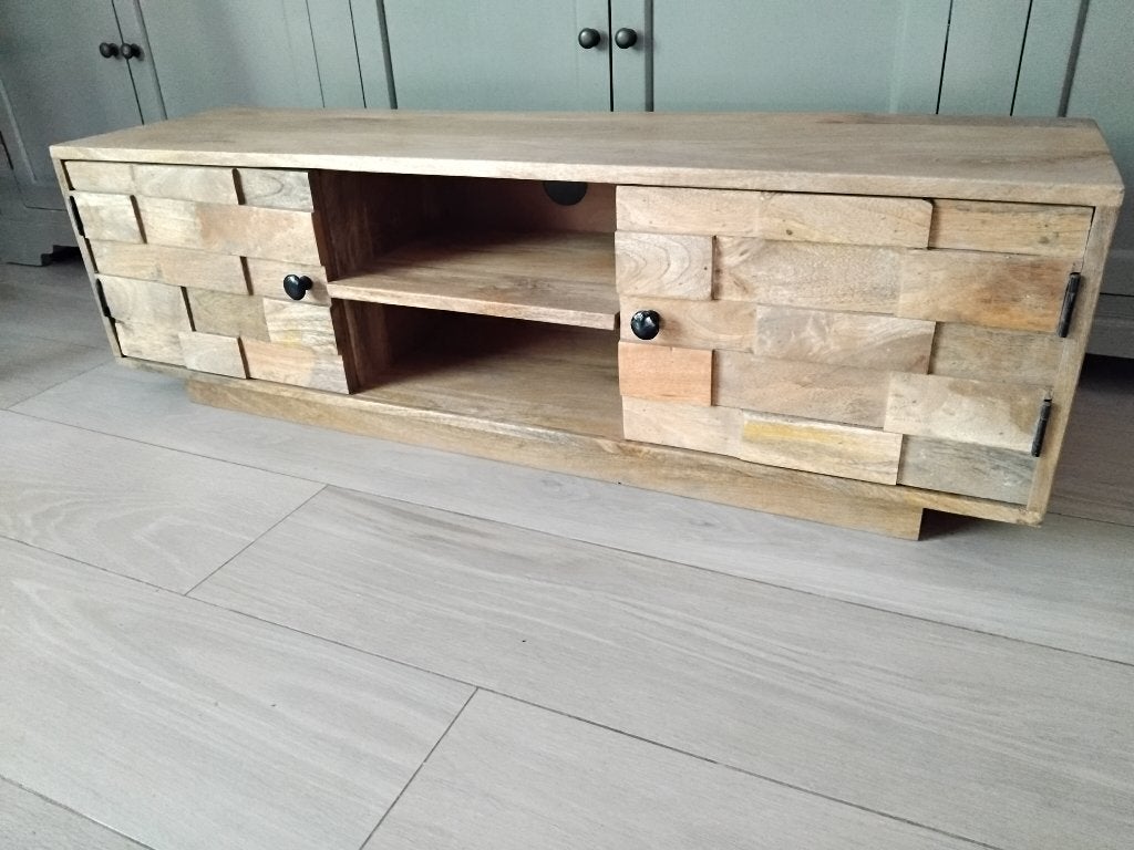 TV meubel in massief mango hout, Huis en Inrichting, Kasten | Vitrinekasten, Ophalen, Zo goed als nieuw