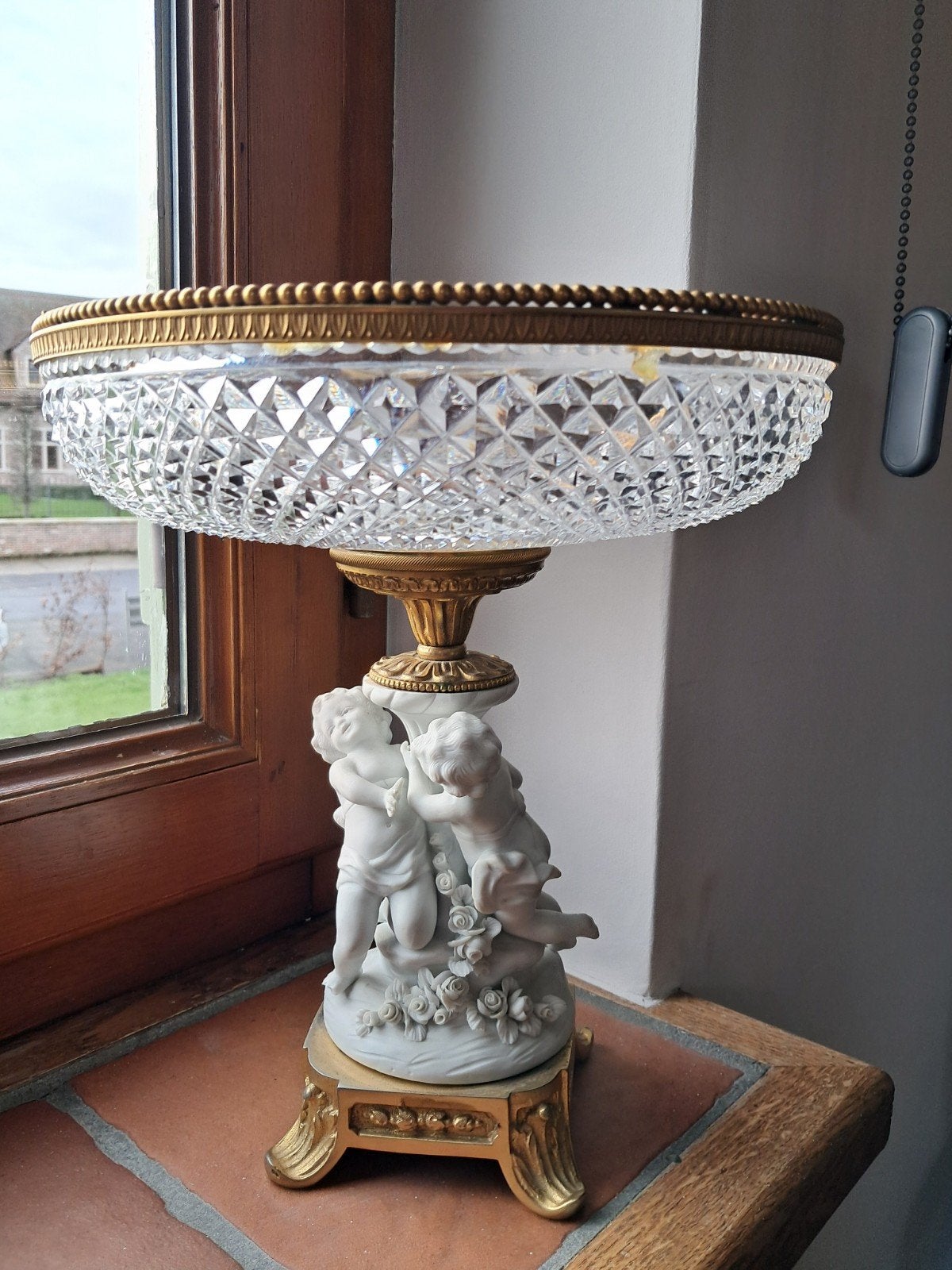 Vintage coupe cristal taillé sur piédestal biscuit blanc, Antiquités & Art