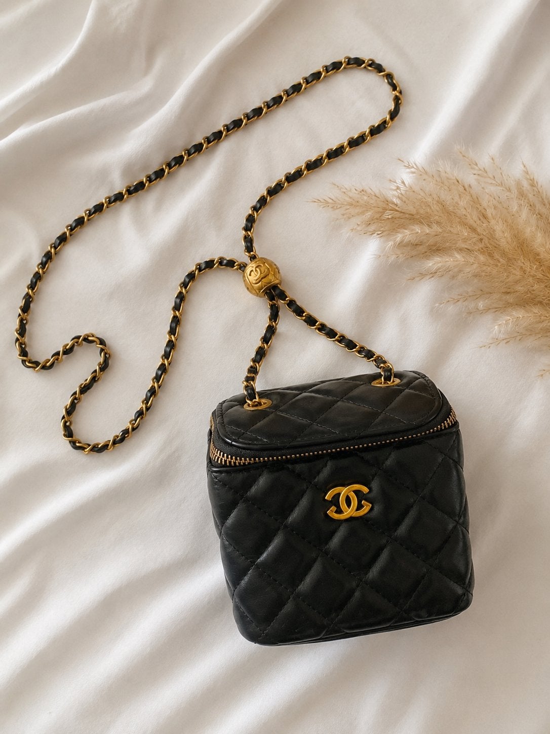 Zwarte chanel tas met aanpasbare knop en goude ketting, Handtassen en Accessoires, Ophalen of Verzenden, Zo goed als nieuw