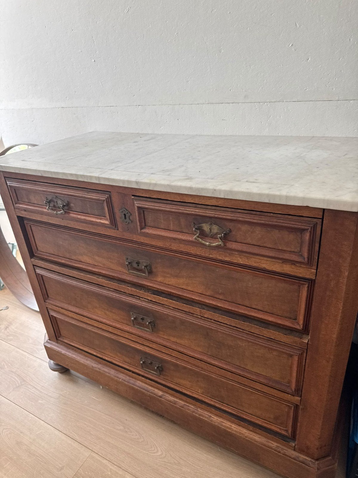 Antiek dressoir met marmeren blad, Enlèvement