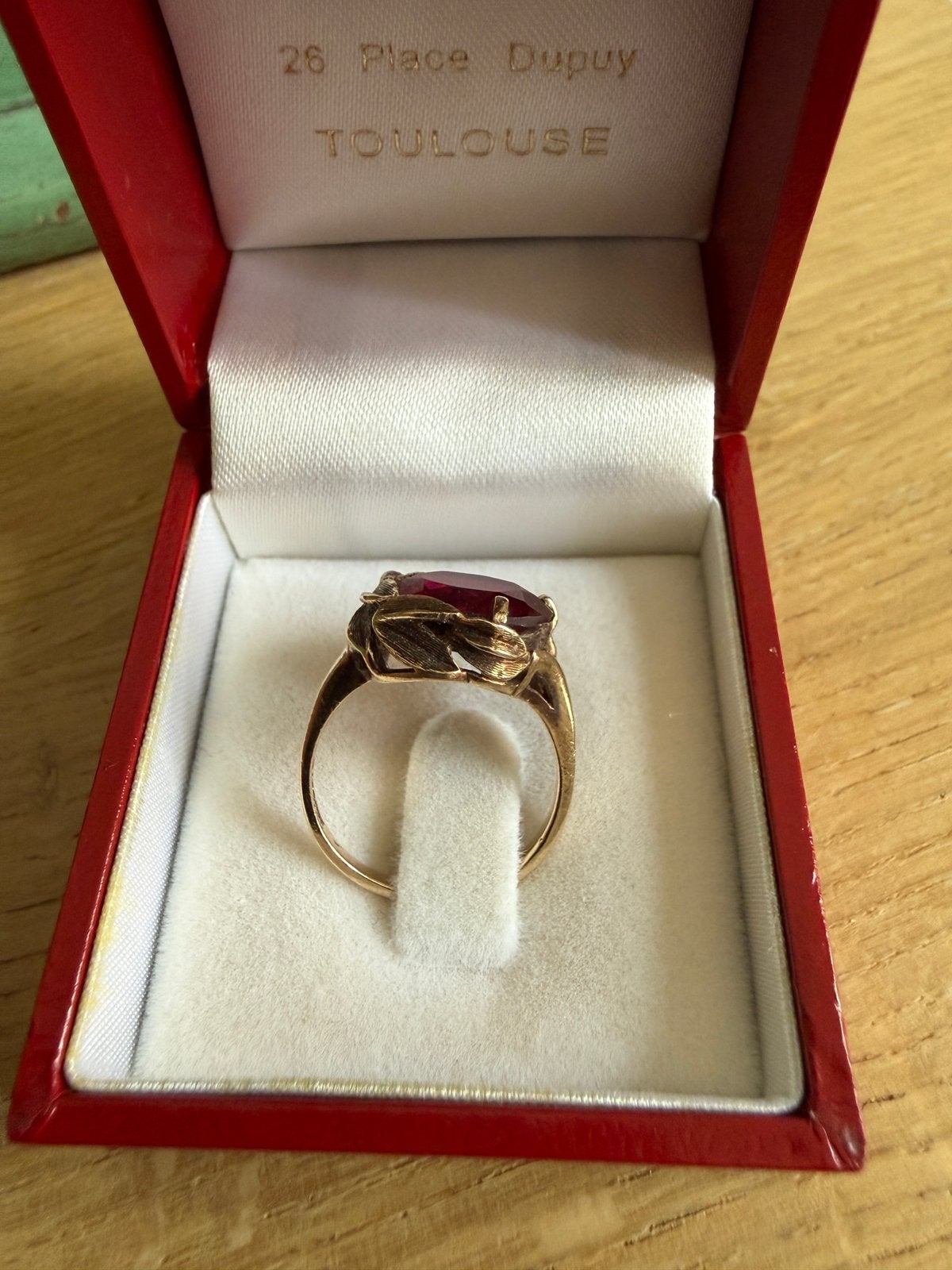18k gouden ring gesigneerd met rode steen, Ophalen of Verzenden, Zo goed als nieuw, Rood, Goud