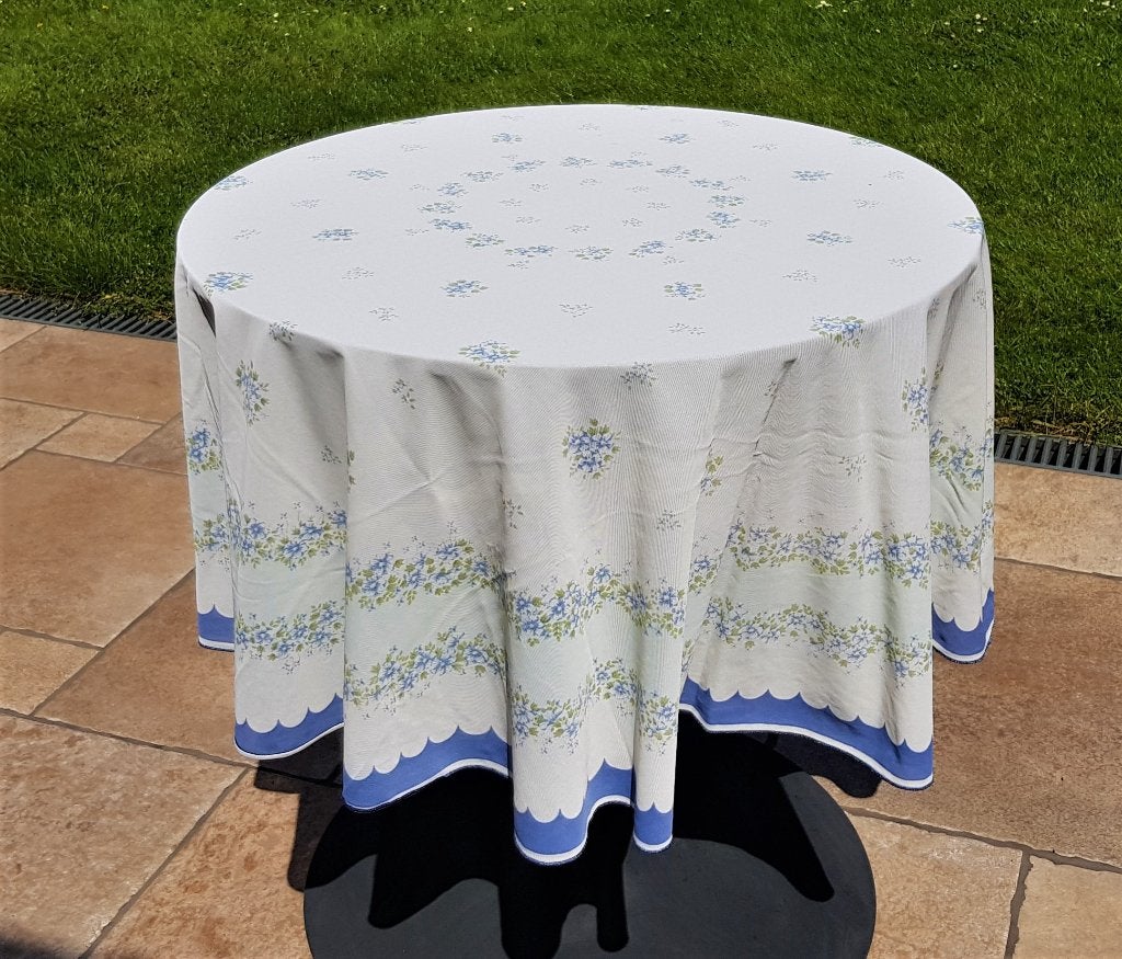 Dun rond wit tafelkleed met groene en blauwe bloemenpatronen, Ophalen of Verzenden, Gebruikt, Binnen