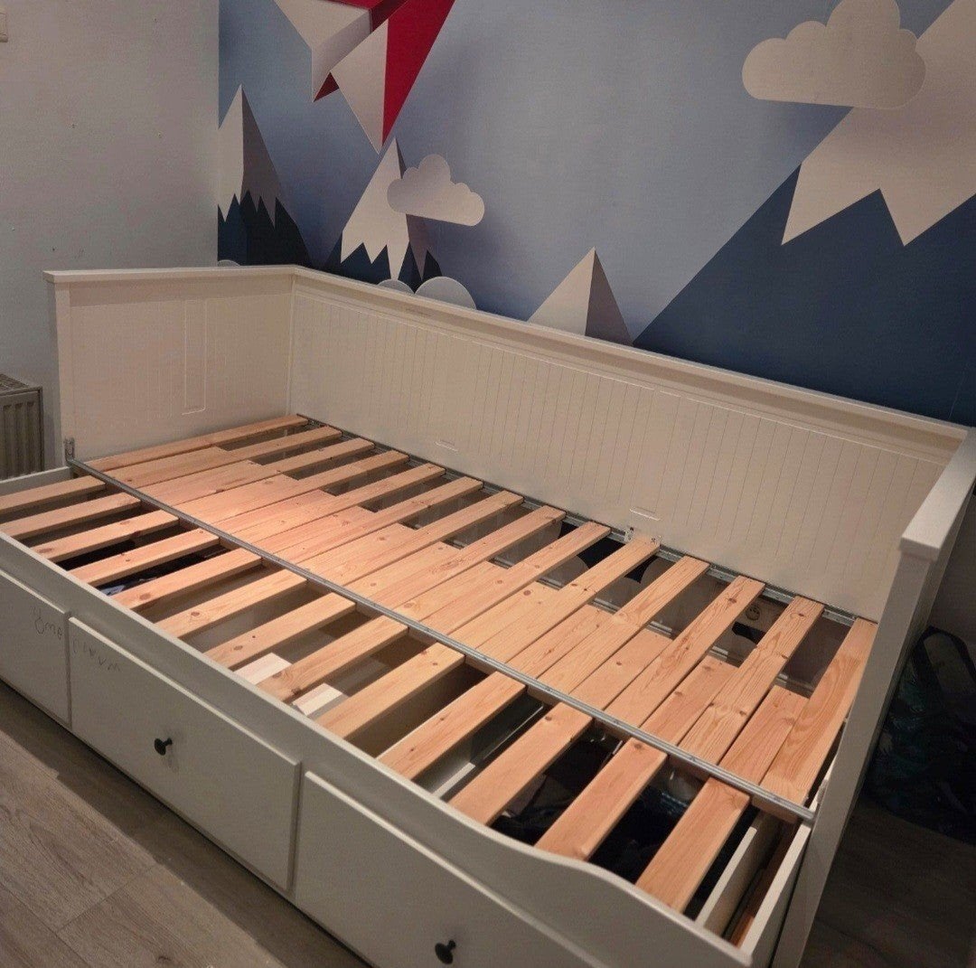 IKEA Witte uitschuifbare bedbank / logeerbed met opbergruimt, Ophalen, Zo goed als nieuw