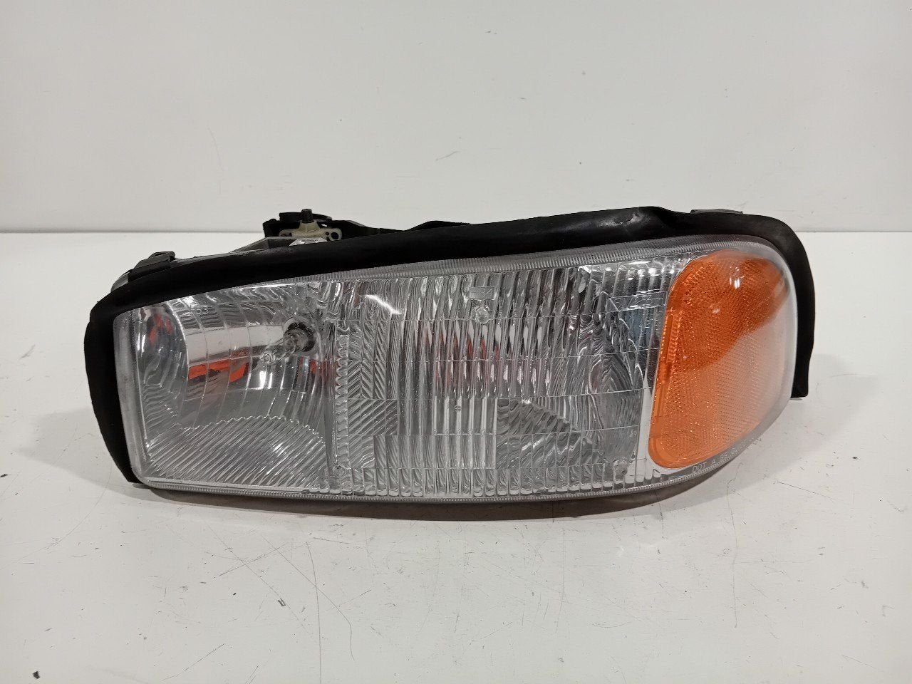Koplamp links GMC Sierra, Auto-onderdelen, Verlichting, Onderdelen@venauto.nl, Van der Ven Autorecycling B.V., Gebruikt, Ettenseweg 76, 4706 PB Roosendaal, The Netherlands
