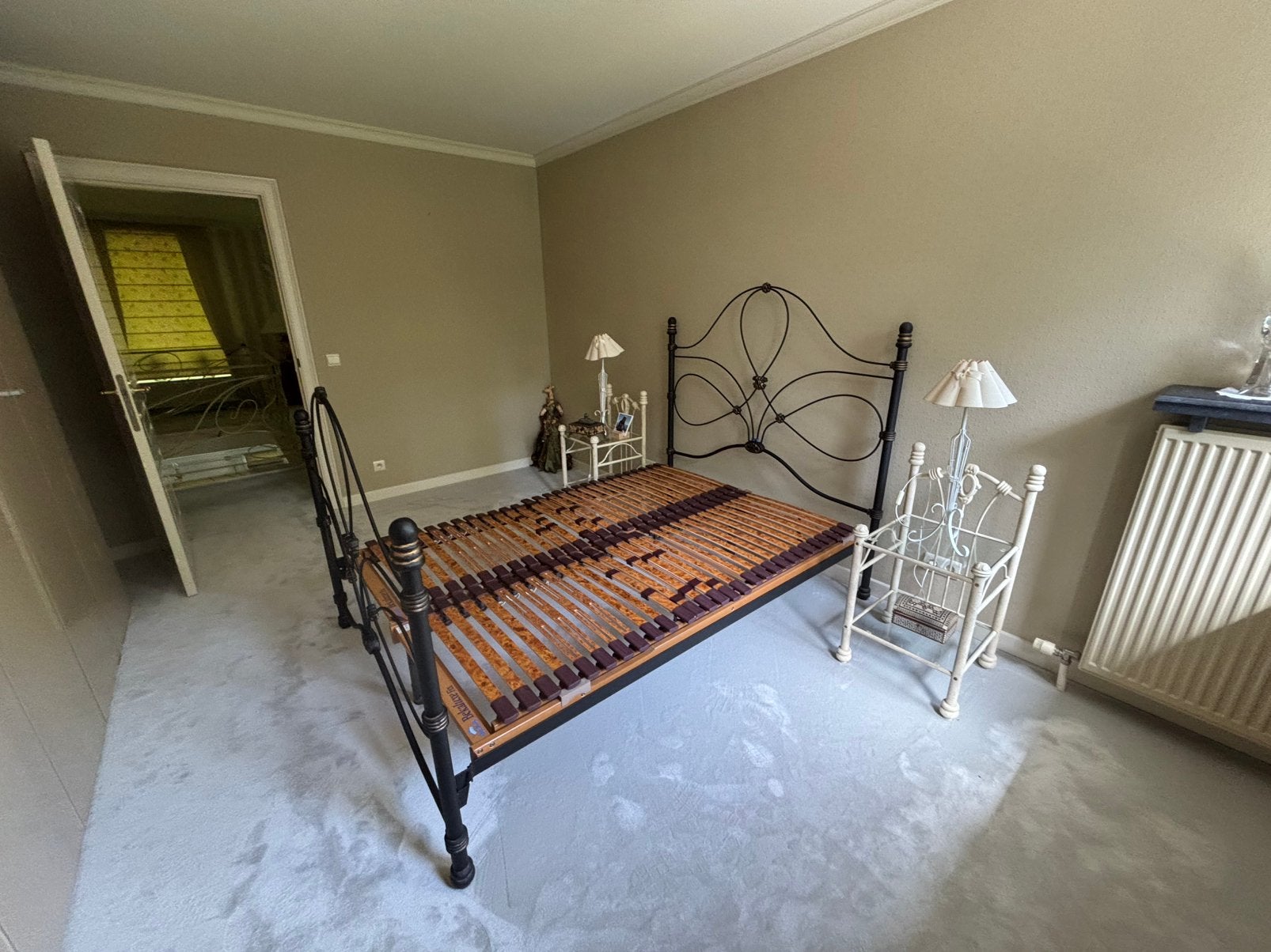 Bed met nachtkastje en verlichting, Huis en Inrichting, Ophalen, Zo goed als nieuw, Twijfelaar