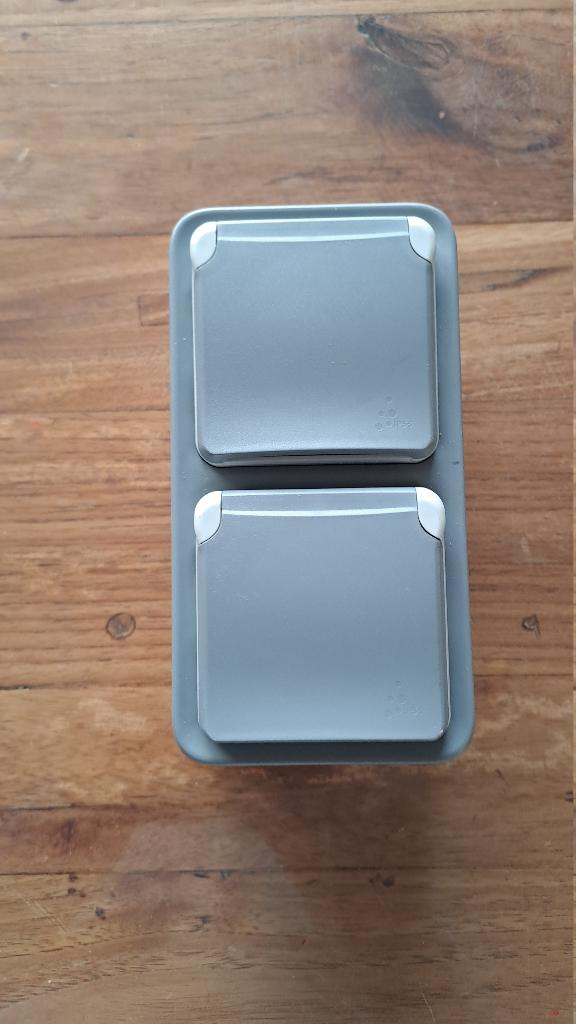 Plexo Legrand dubbel verticaal opbouw stopcontact, Ophalen, Gebruikt, Stopcontact