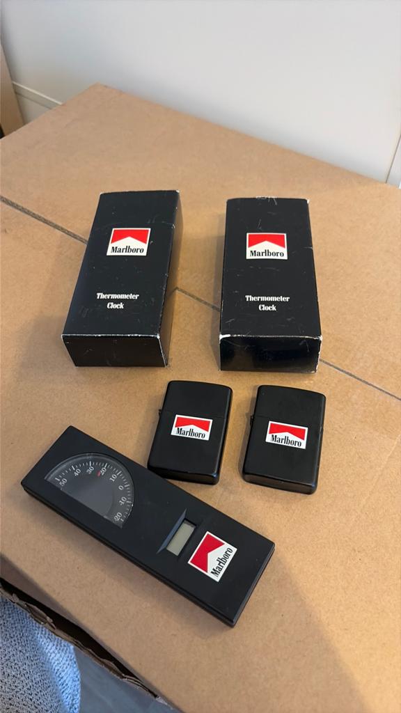 horloge avec un thermomètre marlboro avec deux briquet, Enlèvement ou Envoi, Comme neuf