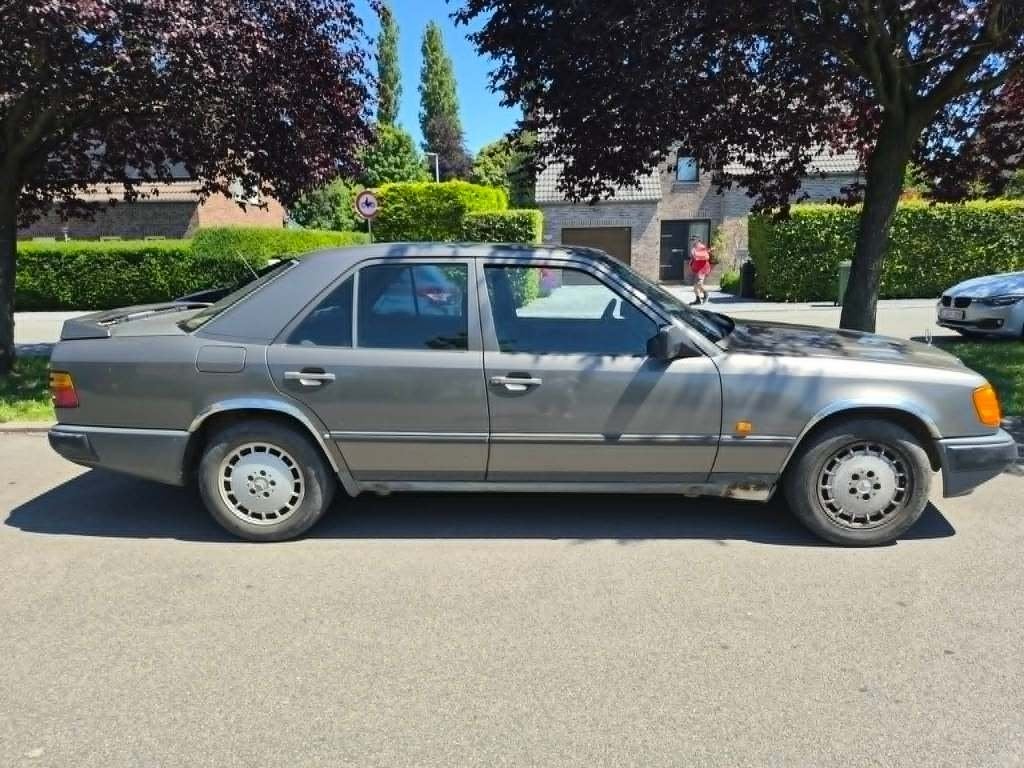 Mercedes 250D (38 ans et prête à immatriculer), Auto's, 2500 cc, 4 deurs, Stof, Mercedes-Benz