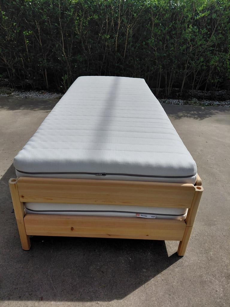 2 stapelbare bedden ikea met matrassen en topdek, Huis en Inrichting, Slaapkamer | Bedden, Ophalen, 200 cm