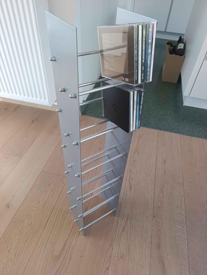 Metalen dvd-houder in industrieel design 93 cm hoog, Huis en Inrichting, Woonaccessoires | Cd- en Dvd-rekken, Ophalen, Gebruikt