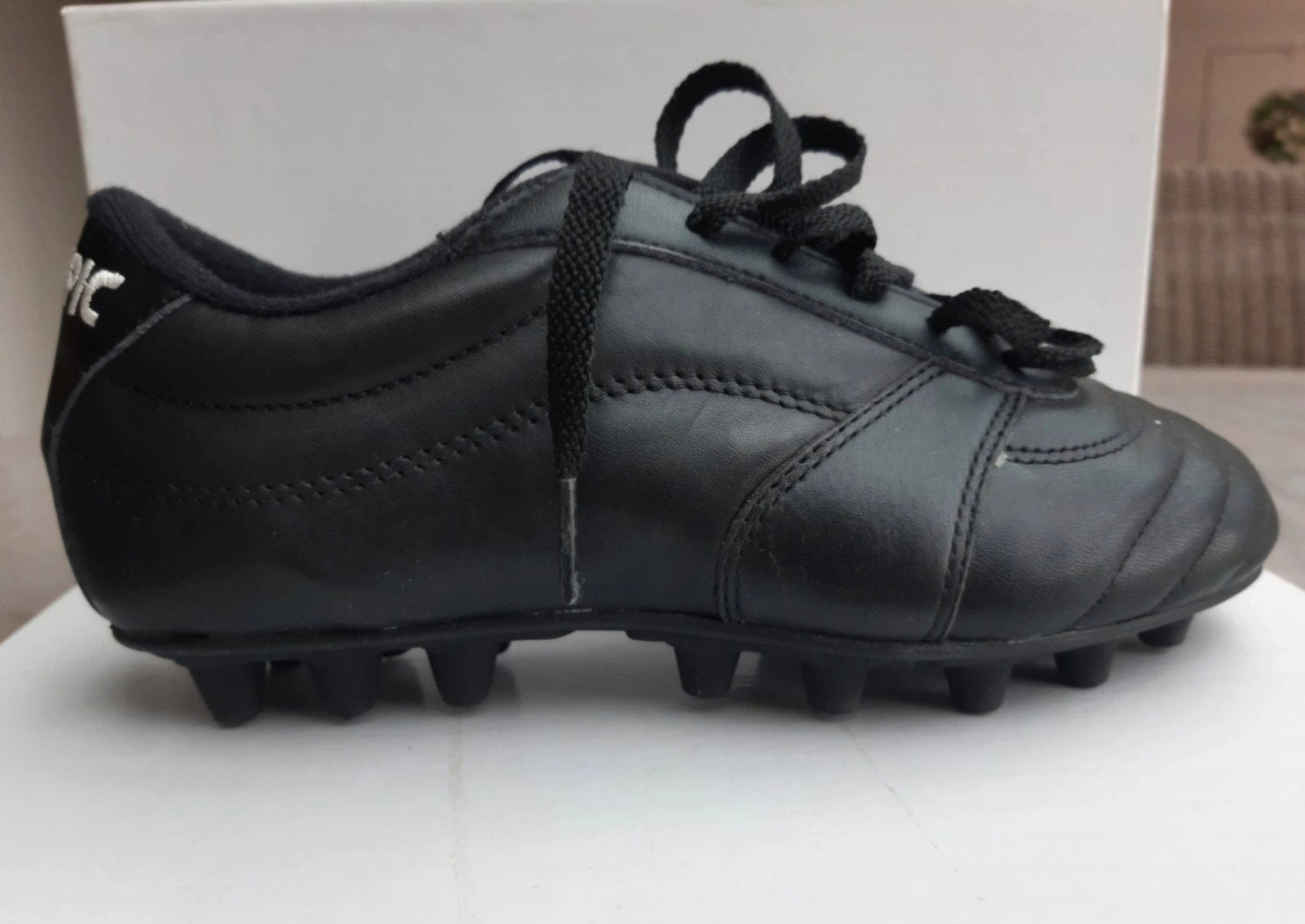 NIEUWE voetbalschoenen maat 35, Enlèvement ou Envoi, Neuf, Chaussures
