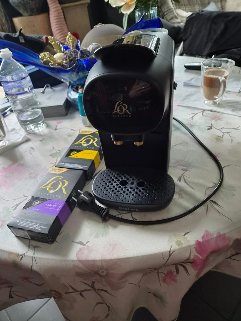 Machine à café L Or Philips. Pas de coursier ou de faux, Machine à espresso, Réservoir d'eau amovible, Dosettes et capsules de café
