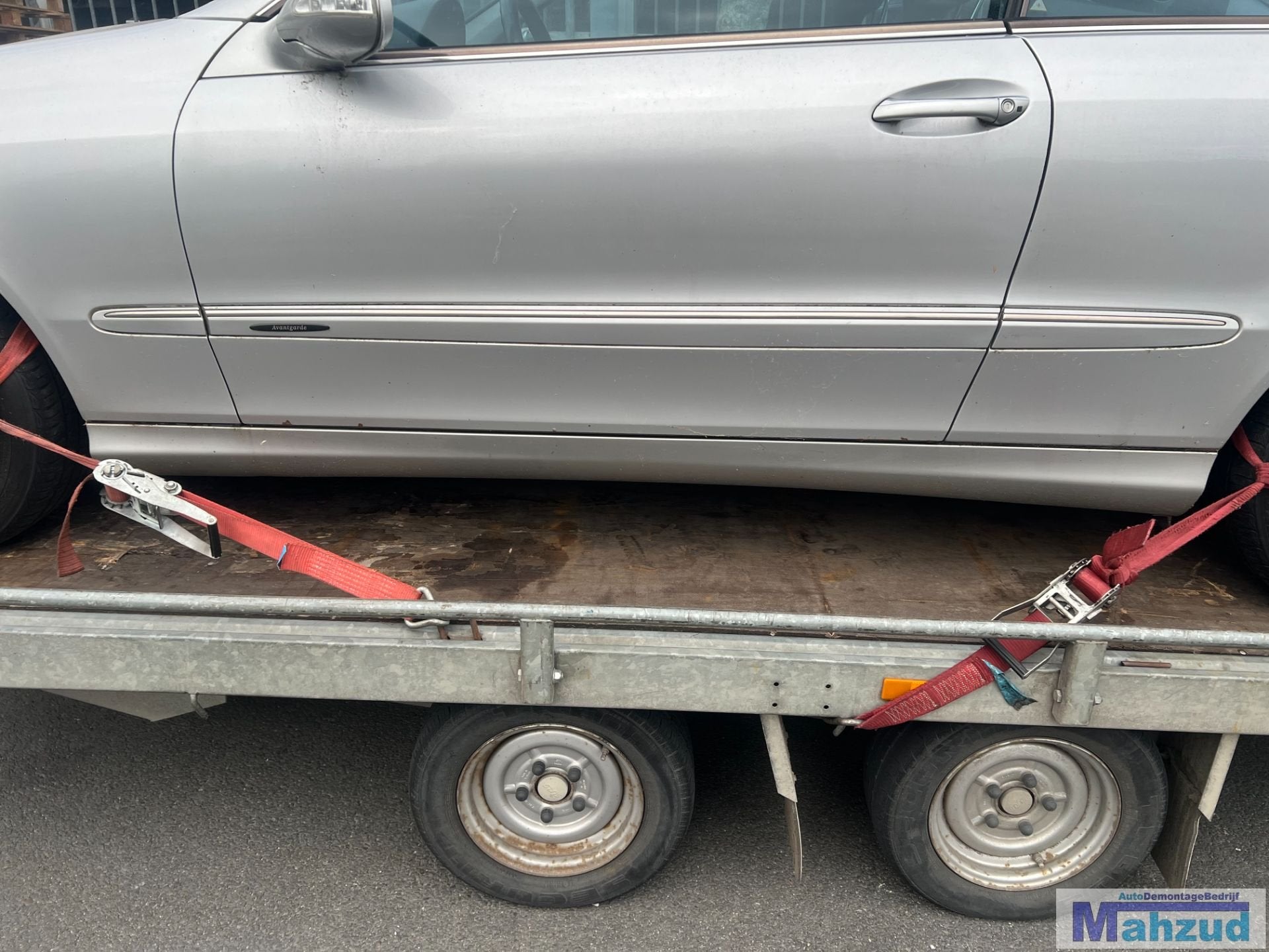 Bas de caisse gauche argent 774 pour Mercedes CLK W209 (2002, Mercedes-Benz AG, Mercedes-Benz, Utilisé, Mercedesstrasse 120
70372  Stuttgart, DE