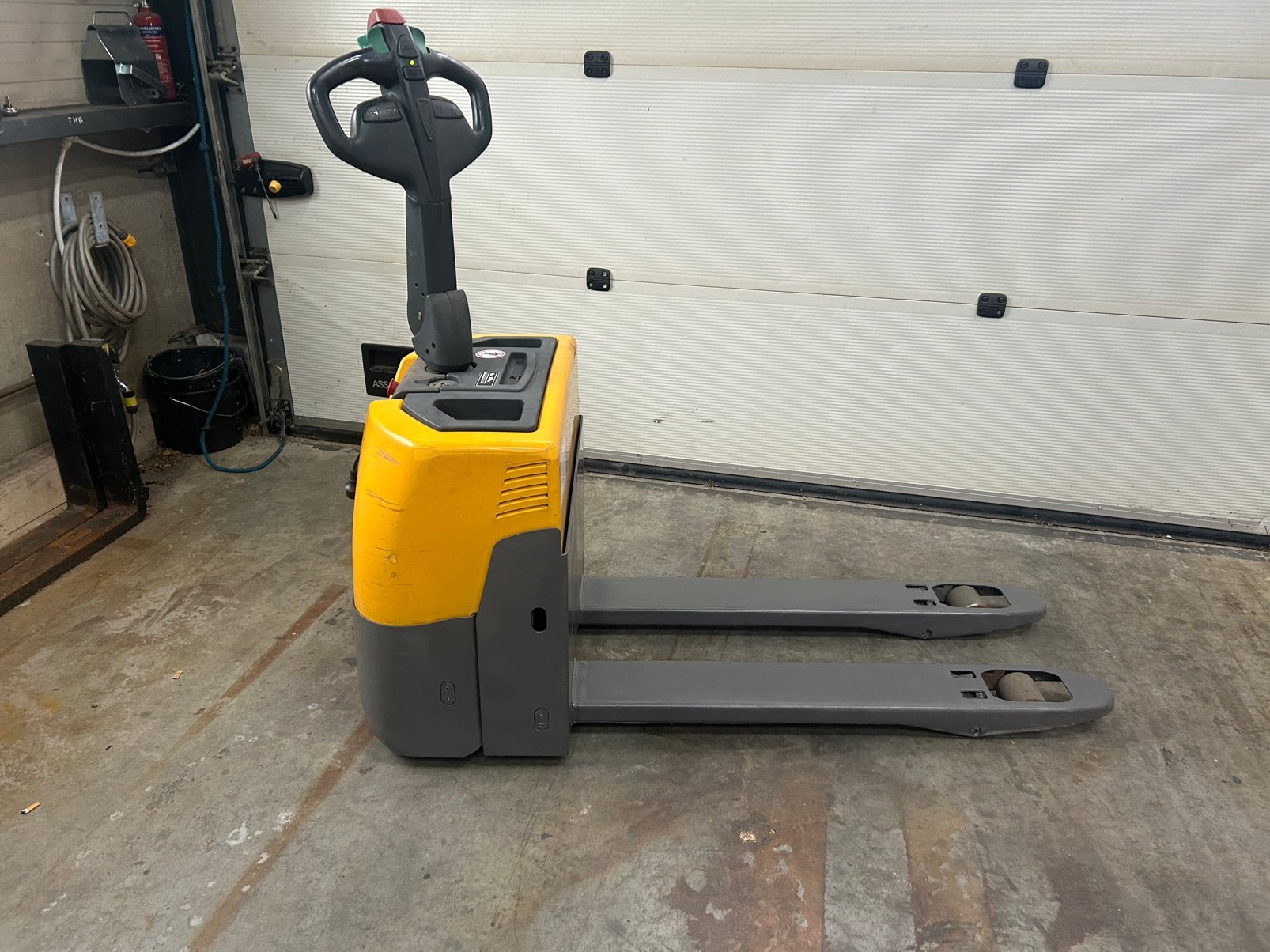 Jungheinrich EJ114 electrische palletwagen, Ophalen