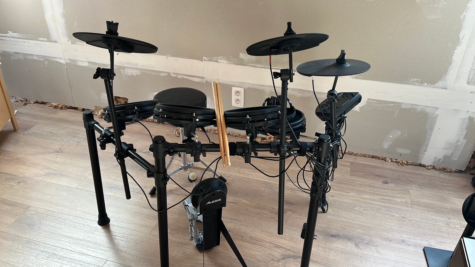 Alesis Nitro Mesh Kit elektr. drum, kruk, koptel. en stokken, Muziek en Instrumenten, Ophalen, Zo goed als nieuw, Overige merken