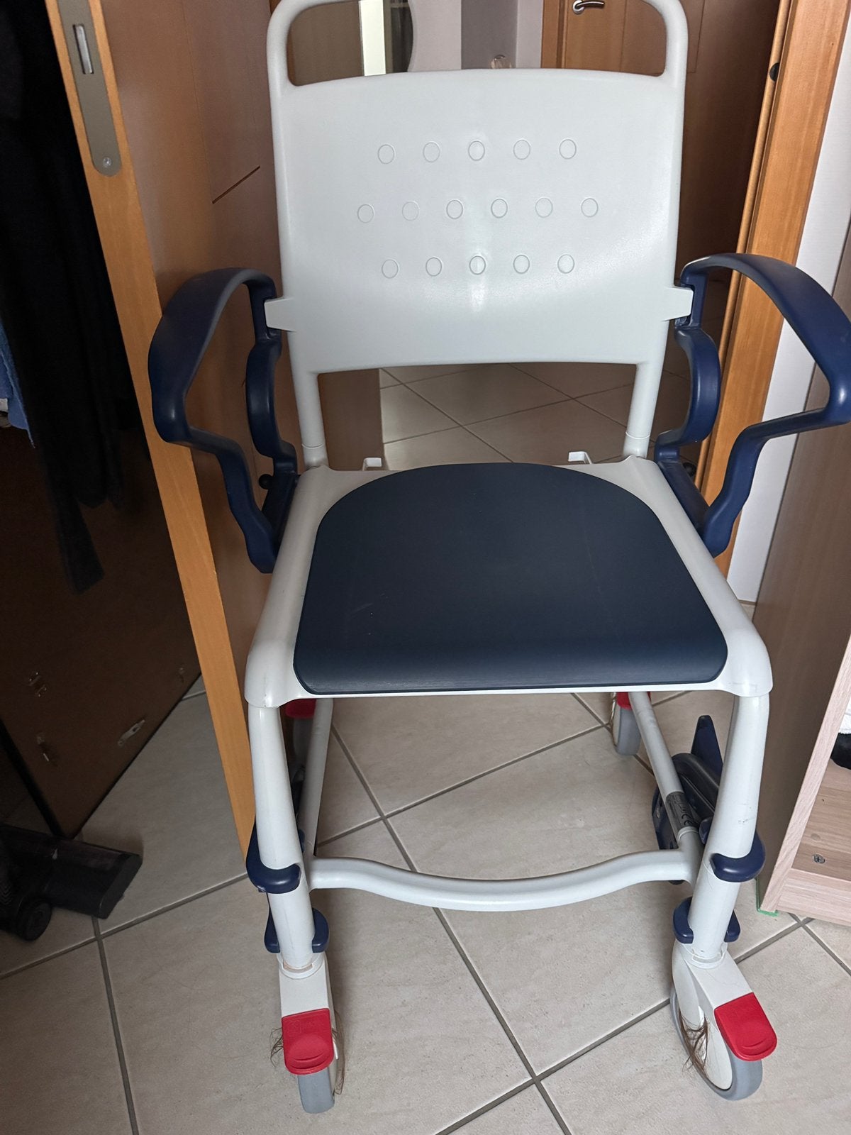Douche-wc stoel te koop, Ophalen, Zo goed als nieuw