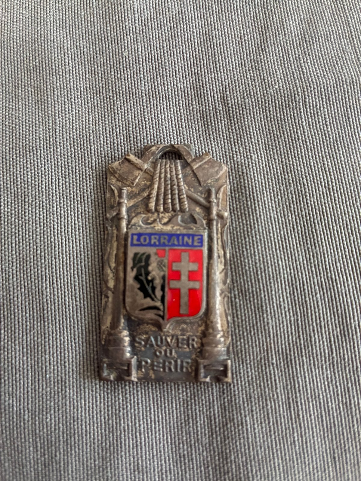 Pucelle insigne médaille des Sapeurs Pompiers de la Lorraine, Enlèvement, Autres matériaux