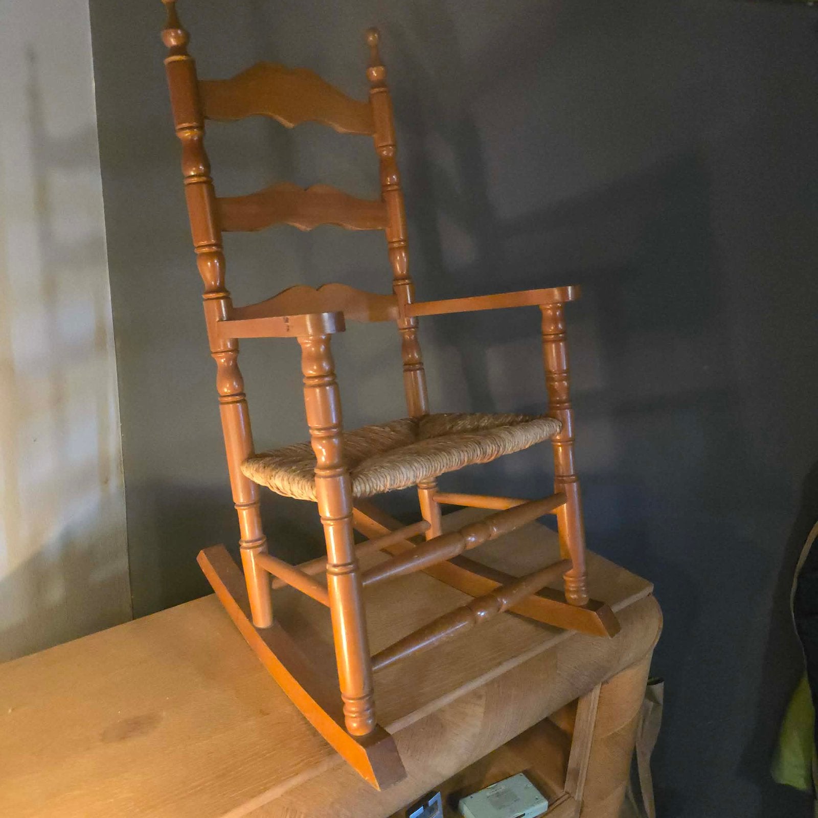 Fauteuil à bascule ancien en bois – assise en paille tressée, Enlèvement