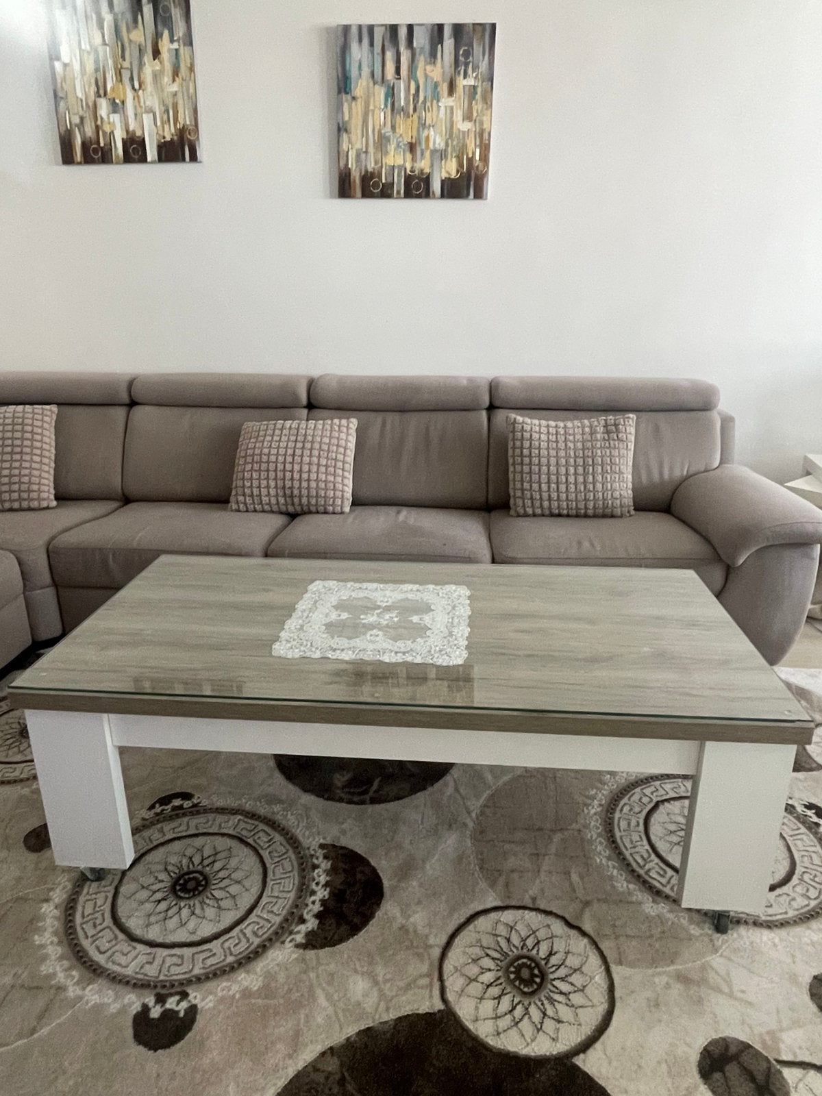 Table basse moderne sur roulettes – très bon état, Enlèvement, Comme neuf, Rectangulaire, Verre