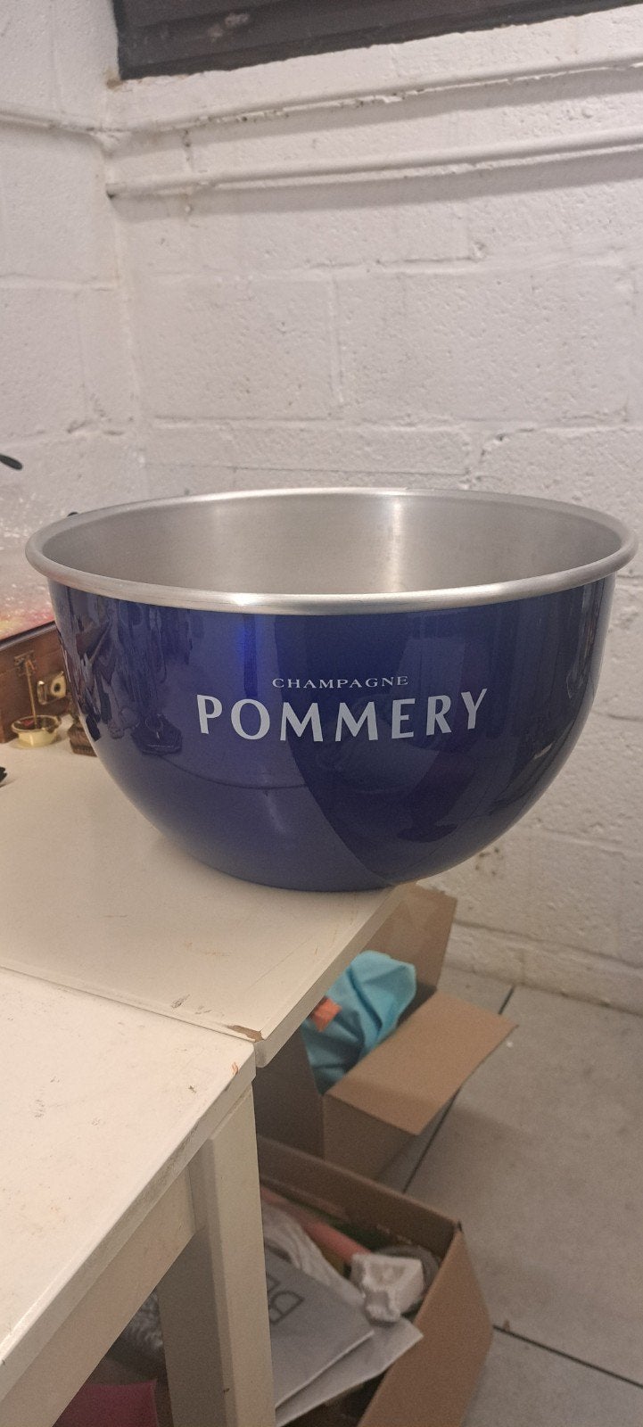 Grand refroidisseur à champagne Pommery en aluminium, Maison & Meubles, Accessoires pour la Maison | Plataux & Paniers, Comme neuf
