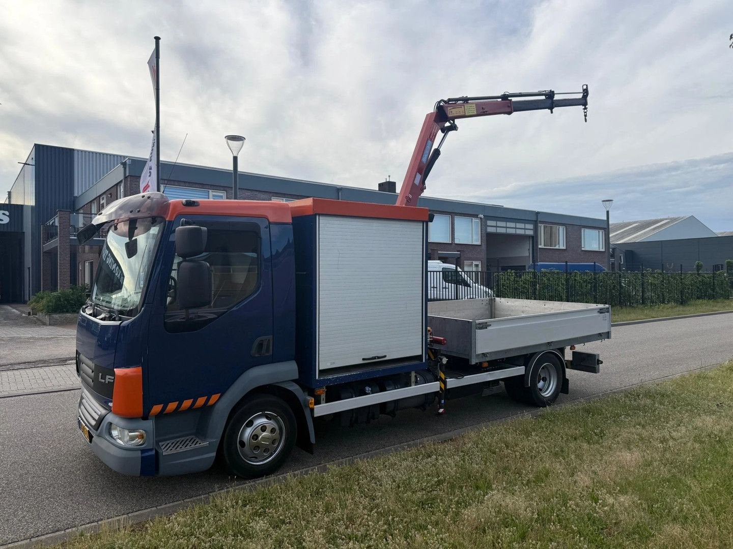 DAF LF 45 kipper + crane (2016), Automaat, Blauw, Te koop, ABS