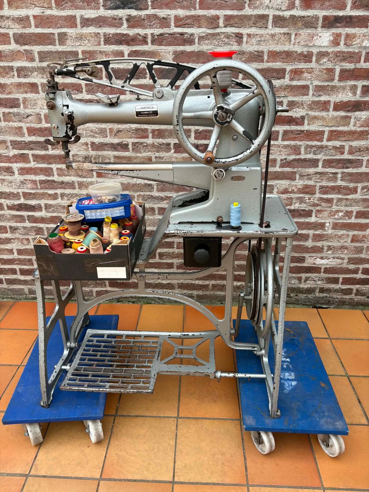 Naaimachine voor zware stoffen te naaien, Ophalen, Zo goed als nieuw, Naaimachine