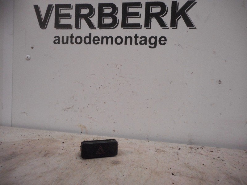 COMMUTATEUR DE FEUX DE DETRESSE BMW 3 serie (E36 / 2), Utilisé, BMW, Petuelring 130
80809  München, DE, Bayerische Motoren Werke AG
