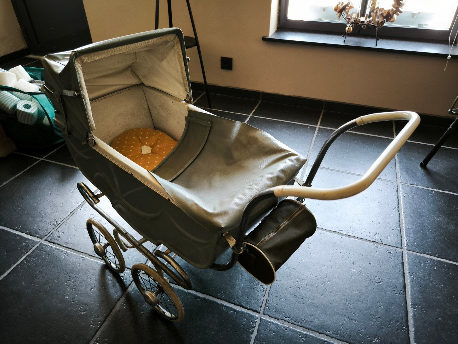 Poussette, Antiquités & Art, Enlèvement