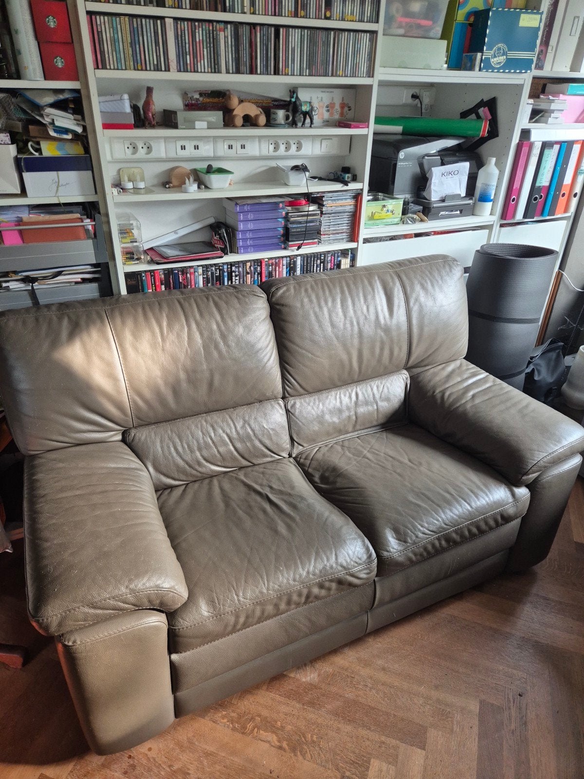 Canapé 2 places en cuir confortable (siège de départ idéal p, Maison & Meubles, Enlèvement, Utilisé, Casual modern, 75 à 100 cm
