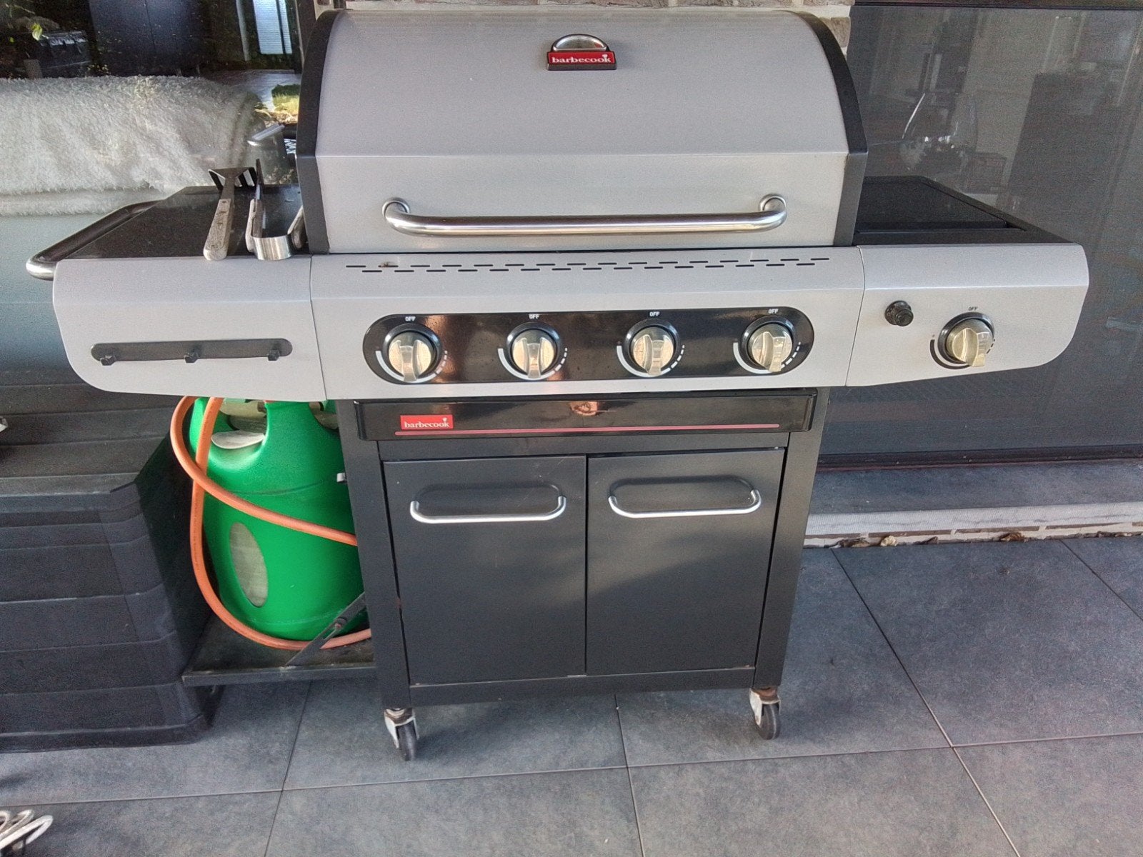 Barbecook 4 feux + réchauffe sauce + plancha + housse imper., Enlèvement