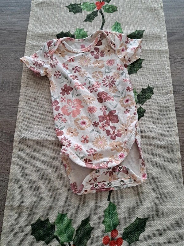 Hema body met roze bloemetjes 50/56, Kinderen en Baby's, Babykleding | Maat 50, Nacht- of Onderkleding, Meisje, Ophalen of Verzenden