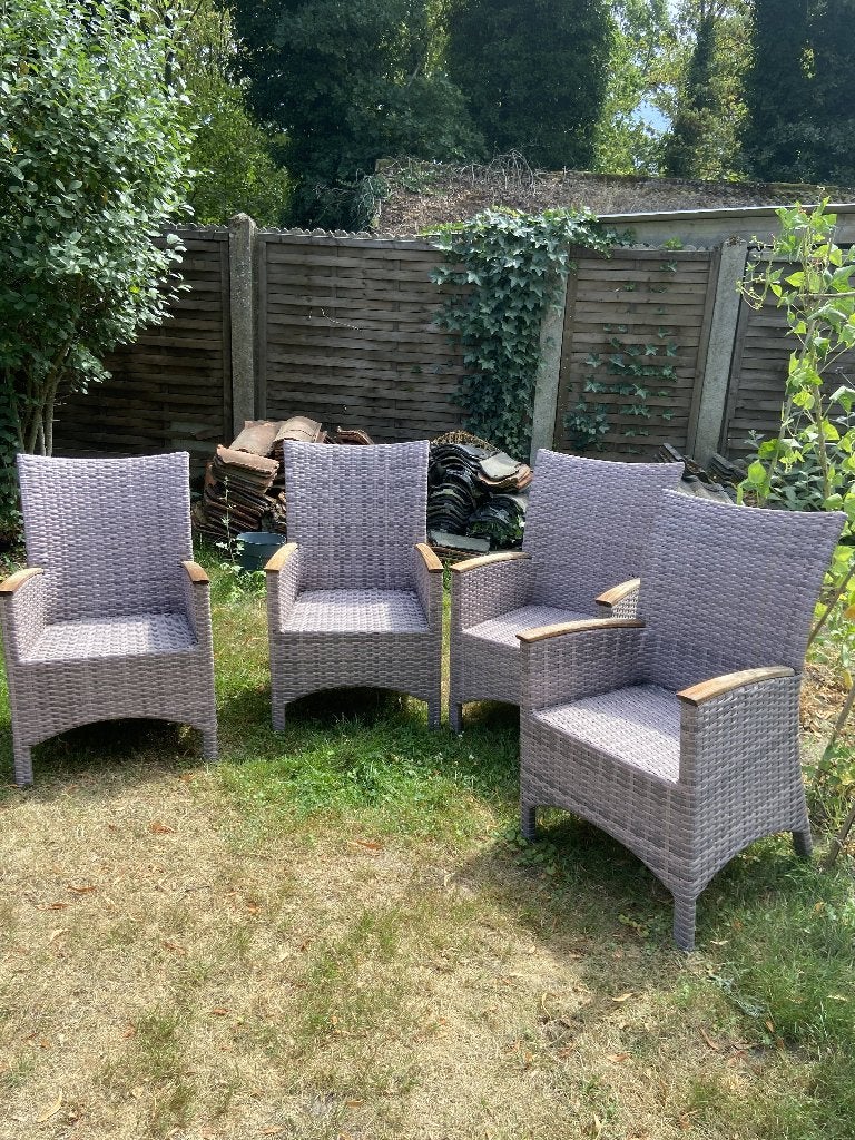 4 lichtgrijze wicker tuinstoelen met houten leuningen, Tuin en Terras, Ophalen, Wicker
