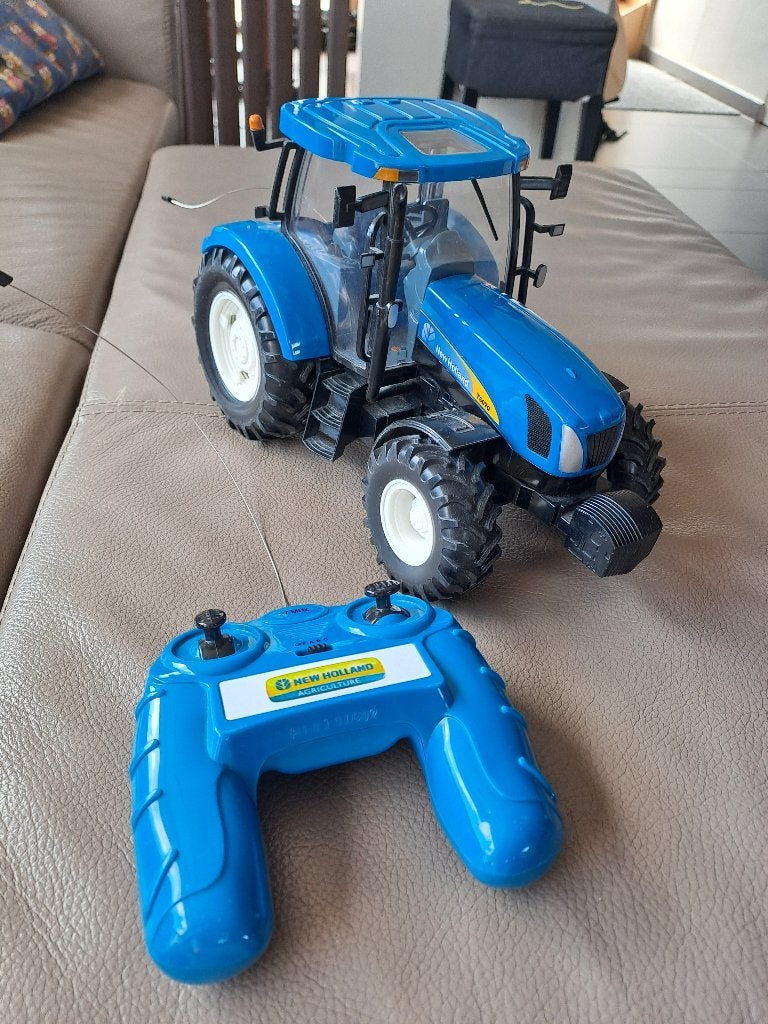New Holland tractor met afstandsbediening, Ophalen, Zo goed als nieuw, Jongen of Meisje