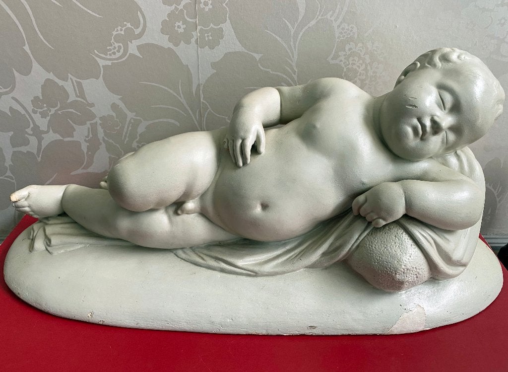 sculptuur van een slapende baby, putto of cherubijn, Antiek en Kunst, Gips, Ophalen of Verzenden, 20 - 50 cm, Wit