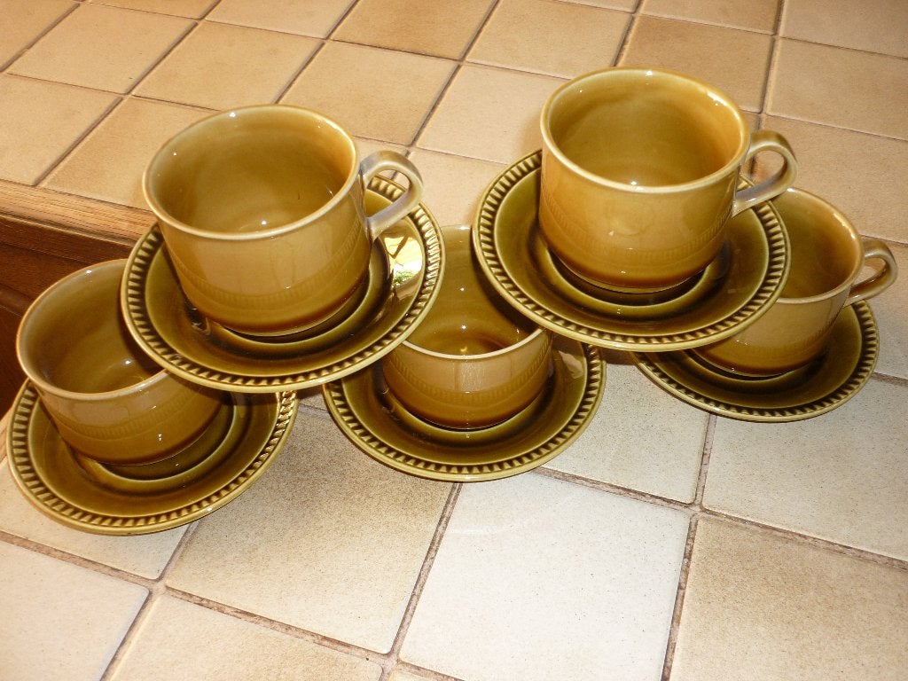5 tassen met ondertas, Huis en Inrichting, Keuken | Servies, Ophalen of Verzenden, Zo goed als nieuw, Aardewerk, Kop(pen) en/of Schotel(s)