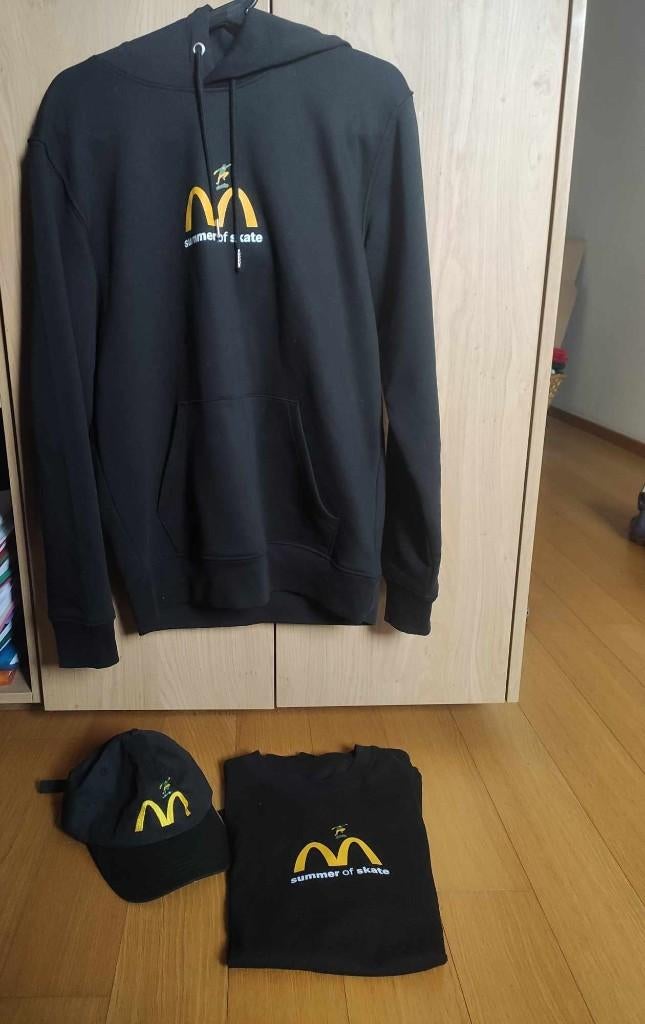 Mc Donald outfit medium: trui t-shirt pet, Ophalen of Verzenden, Nieuw, Maat 38/40 (M)