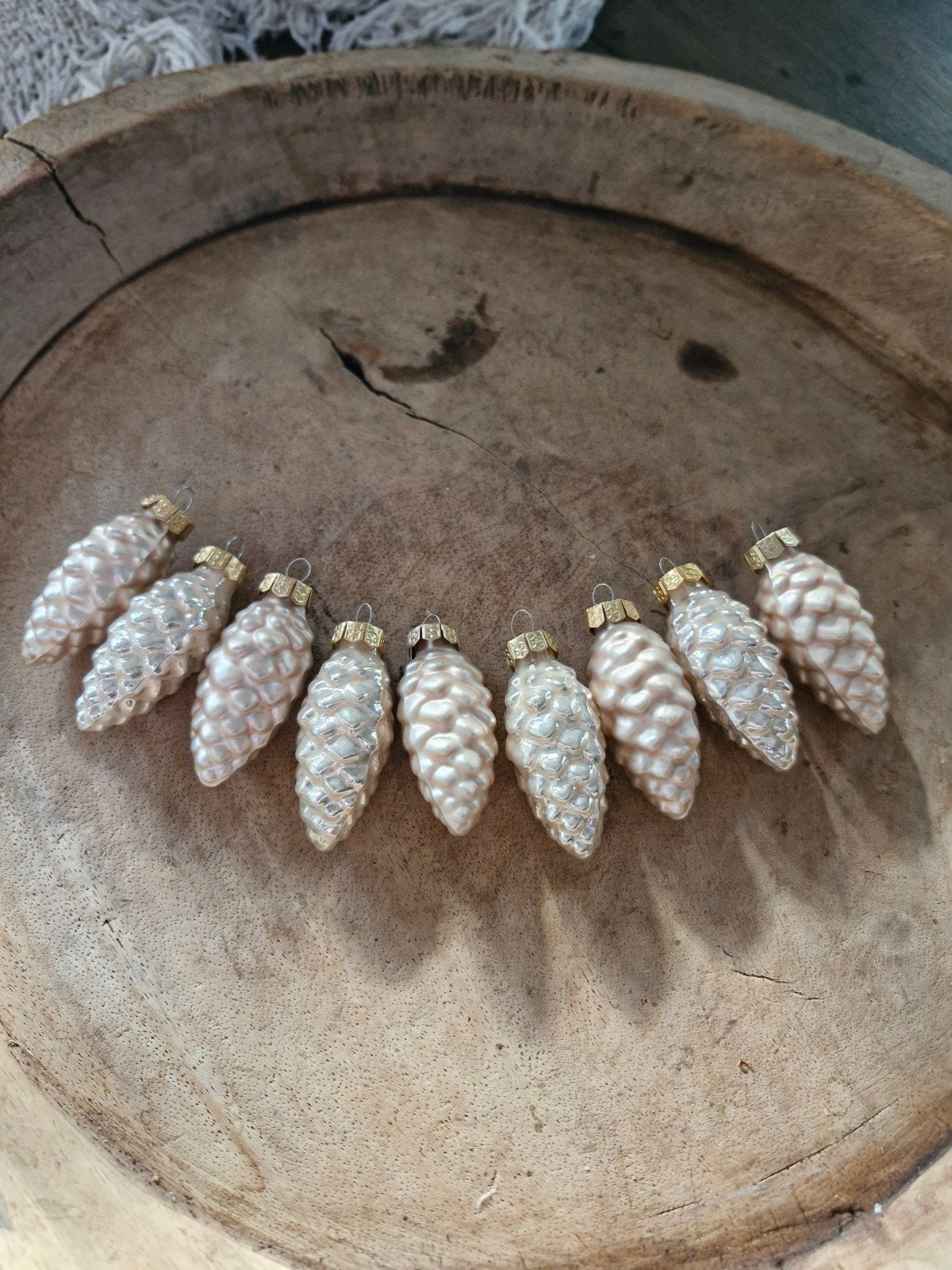 9 pommes de pin de Noël en perles de champagne — mates et br, Enlèvement