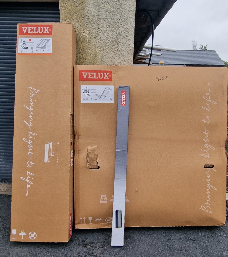 velux NEUF PVC 134x140 + raccord tuile + store + option pose, Enlèvement, Neuf