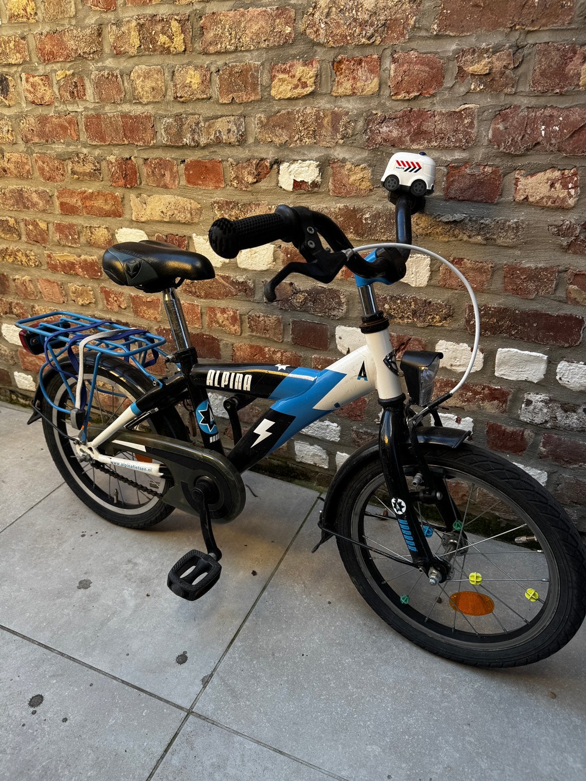 Alpina jongensfiets 16 inch - blauw/zwart/wit, Fietsen en Brommers, Ophalen, Zo goed als nieuw