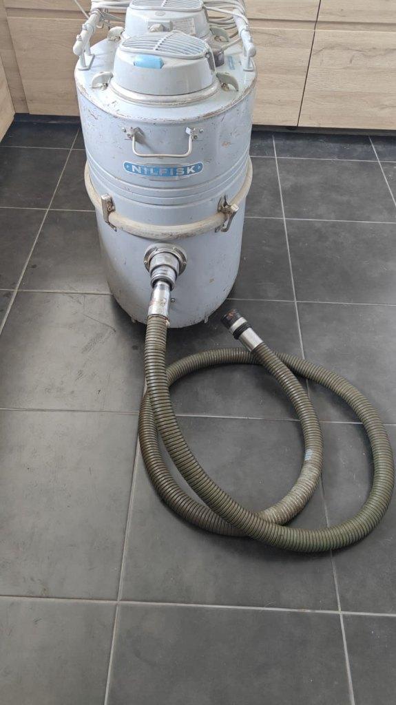 Nilfisk GS82 industriële stofzuiger - 1400 Watt - duo motor, Elektronische apparatuur, Stofzuigers, Ophalen, Overige merken, Gebruikt